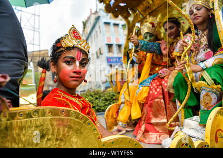 Un dévot de la face des peintures de dieu hindou Hanuman Seigneur regarde pendant un festival.Rath Yatra est un événement annuel, qui est célébré dans le mois de juin ou juillet. Il est dédié au dieu Jagannath, sa sœur Subhadra déesse et son frère aîné, le Seigneur Balabhadra. Banque D'Images