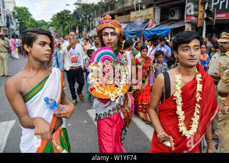 Un dévot est titulaire d'une idole du seigneur Jagannath lors d'un festival.Rath Yatra est un événement annuel, qui est célébré dans le mois de juin ou juillet. Il est dédié au dieu Jagannath, sa sœur Subhadra déesse et son frère aîné, le Seigneur Balabhadra. Banque D'Images