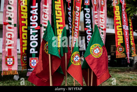 Portugal Drapeaux et écharpes de vendeurs de rue avant un match de football au Portugal Banque D'Images