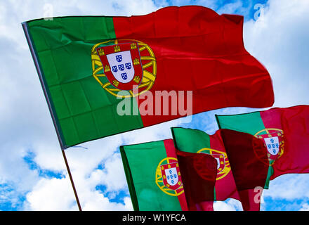 Drapeaux Portugal contre un ciel nuageux Ciel bleu avant un match de football entre le Portugal une autre équipe Banque D'Images