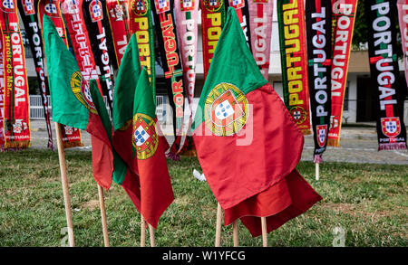 Portugal Drapeaux et écharpes de vendeurs de rue au POrtugal avant un match de football Banque D'Images