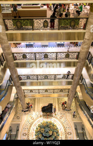 HANOI, Vietnam, 21 Avr 2019, l'intérieur du mall Trang Tien Plaza Banque D'Images