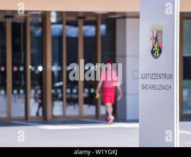 Bad Kreuznach, Allemagne. 06Th Juillet, 2019. Un homme va à la Justice Centre Bad Kreuznach. La Justice Centre Bad Kreuznach, un nouveau bâtiment, a été achevée à la fin de 2017. Crédit : Andreas Arnold/dpa/Alamy Live News Banque D'Images