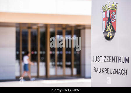 Bad Kreuznach, Allemagne. 06Th Juillet, 2019. Une femme se rend à la Justice Centre Bad Kreuznach. La Justice Centre Bad Kreuznach, un nouveau bâtiment, a été achevée à la fin de 2017. Crédit : Andreas Arnold/dpa/Alamy Live News Banque D'Images