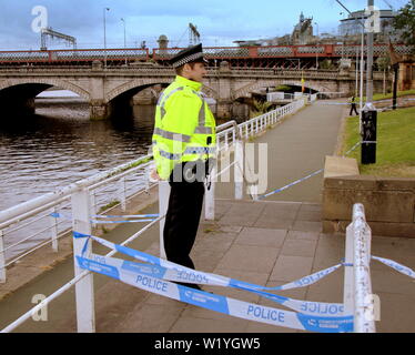 Glasgow, Scotland, UK 4 Juillet, 2019.L'Euro Hostel River échauffourée Suicide a conduit à interdire l'accès de la police l'auberge et le Clyde walkway par le South Portland Street Suspension Bridge et le fun de la guerre civile espagnole célèbre pour sa statue de "mieux mourir debout que de vivre à jamais sur vos genoux" Citation : Gérard Ferry/ Alamy Live News Banque D'Images