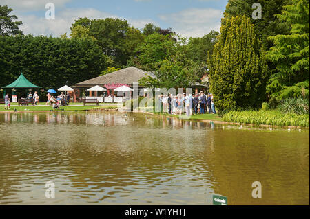 Les foules à Burnby Hall Gardens, à commencer une visite guidée des jardins d'eau qui composent la collection nationale de nénuphars. Banque D'Images