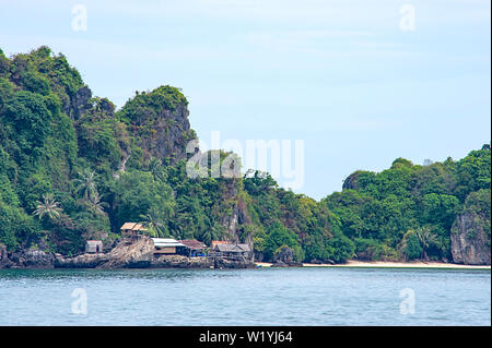 Maisons en bois construites sur des rochers dans la koh Maphrao à Chumphon, en Thaïlande. Banque D'Images