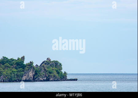 Maisons en bois construites sur des rochers dans la koh Maphrao à Chumphon, en Thaïlande. Banque D'Images