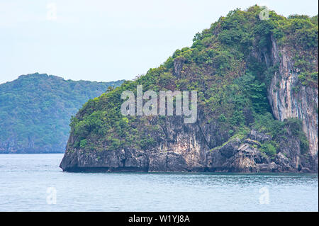 Maisons en bois construites sur des rochers dans la koh Maphrao à Chumphon, en Thaïlande. Banque D'Images