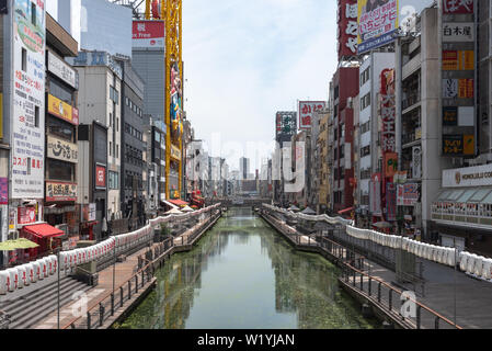 La rue commerçante Dotonbori touristes à Dotonbori, est la célèbre destination pour les voyages et le shopping à Osaka, Japon Banque D'Images