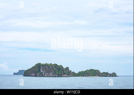 La beauté du ciel dans la mer et koh Maphrao à Chumphon, en Thaïlande. Banque D'Images