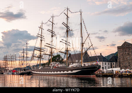 Une photo de l'Kruzenshtern ou Krusenstern (Russe : Крузенштерн) quatre-mâts barque, navire amarré au port de Bergen, Norvège Banque D'Images