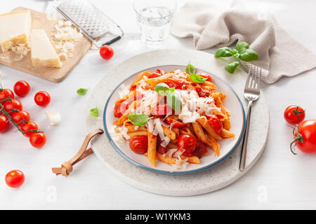 L'italien pâtes penne aux tomates basilic parmesan Banque D'Images