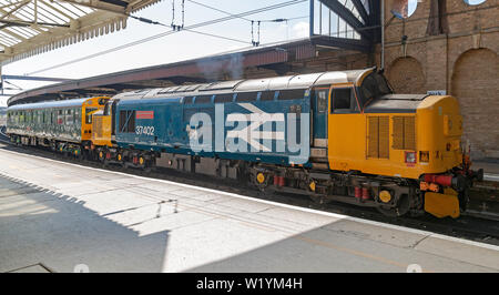 British Rail locomotive diesel de la classe 37 en gros plan bleu logo BR à York station avec 975025 Caroline carré d'inspection Banque D'Images