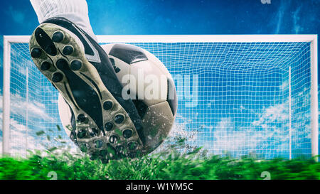 Scène de nuit football match avec gros plan d'une chaussure de soccer frapper la balle avec puissance Banque D'Images