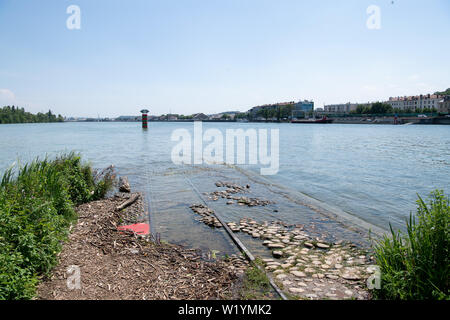 04 juillet 2019, la France (France), Lyon : Saone (r) et du Rhône (l) s'écouler dans l'autre. Photo : Sebastian Gollnow/dpa Banque D'Images