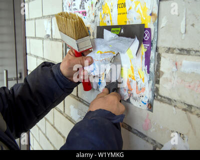 Voronezh (Russie) - 14 mars 2019 : nettoyage de panneaux de l'ancien ads Banque D'Images