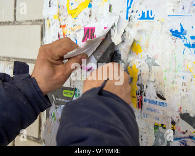 Voronezh (Russie) - 14 mars 2019 : déposer le bulletin board de flyers à l'entrée de la maison Banque D'Images