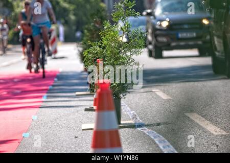 Une piste cyclable séparée de la circulation avec les pylônes électriques et les plantes Banque D'Images