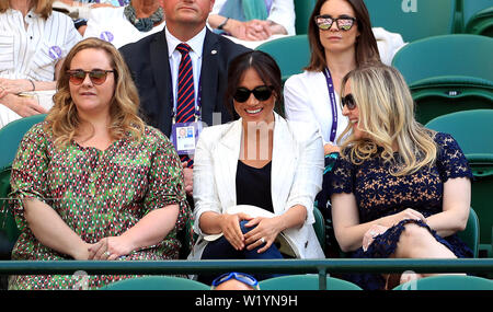 La Duchesse de Sussex dans les stands d'une cour, pour regarder le match entre Serena Williams et Kaja Juvan sur le quatrième jour du tournoi de Wimbledon à l'All England Lawn Tennis et croquet Club, Wimbledon. Banque D'Images