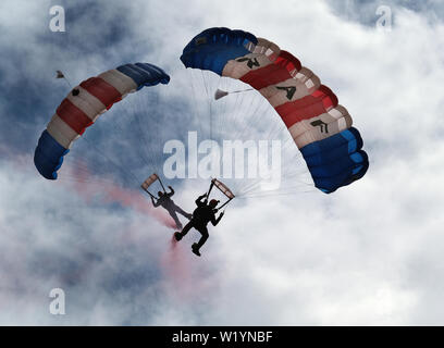 Parachute chute libre Falcon RAF display team en action. Banque D'Images