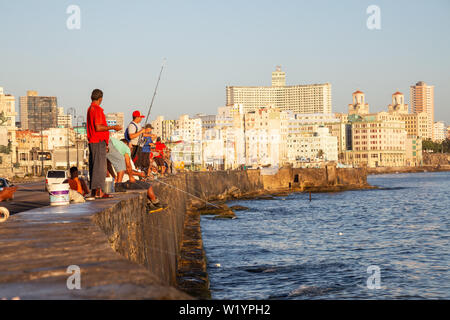 La Havane, Cuba - Mai 21, 2019 : c'est la pêche dans l'océan pendant un matin ensoleillé du lever du soleil, prises au cours de la pénurie de crise alimentaire. Banque D'Images