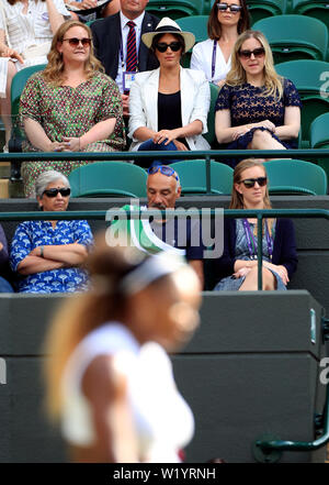 La Duchesse de Sussex dans les stands d'une cour, pour regarder le match entre Serena Williams et Kaja Juvan sur le quatrième jour du tournoi de Wimbledon à l'All England Lawn Tennis et croquet Club, Wimbledon. Banque D'Images