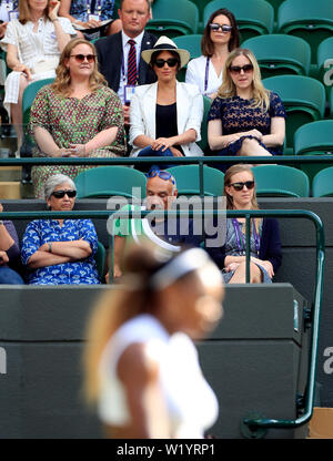 La Duchesse de Sussex dans les stands d'une cour, pour regarder le match entre Serena Williams et Kaja Juvan sur le quatrième jour du tournoi de Wimbledon à l'All England Lawn Tennis et croquet Club, Wimbledon. Banque D'Images