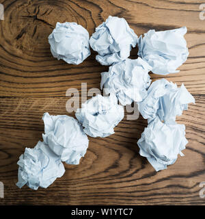 Damier symbolisant différentes solutions formant une flèche Banque D'Images