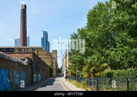 Buxton Street à l'Est de Londres au Royaume-Uni, à l'ouest en direction de Brick Lane et le Truman Brewery. Banque D'Images