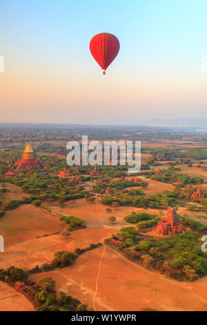 Montgolfière sur Bagan Banque D'Images
