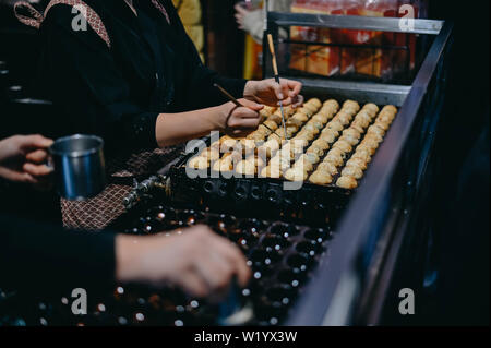 La main libre de décisions. takoyaki Une balle est Takoyaki Japanese snack snack populaire. Banque D'Images