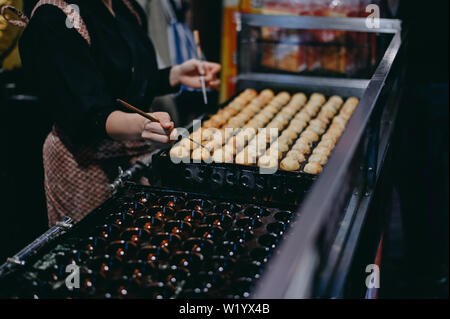 La main libre de décisions. takoyaki Une balle est Takoyaki Japanese snack snack populaire. Banque D'Images