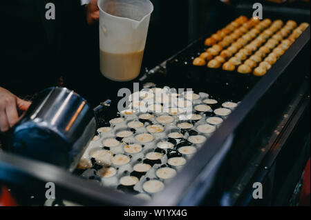 La main libre de décisions. takoyaki Une balle est Takoyaki Japanese snack snack populaire. Banque D'Images