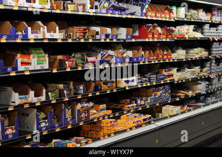 Cromwell, CT / USA - 11 juin 2019 : Allée de fromage dans la section réfrigérée Banque D'Images