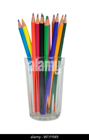 Groupe de crayons de couleur dans un verre transparent mug isolé sur blanc. Banque D'Images