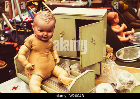 Vieux et sale poupée dans un marché aux puces Banque D'Images