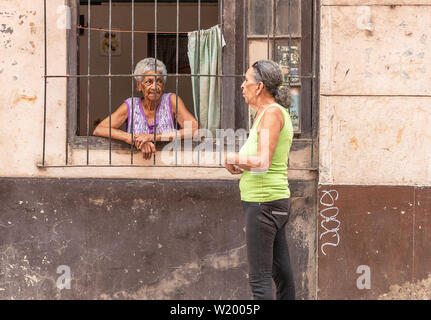 La Havane, Cuba - 09 avril, 2019 : deux femmes visiter dans la rue Banque D'Images