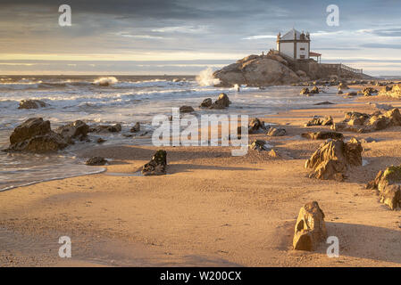 Le Portugal est seigneur de la roche (chapelle Capela do Senhor da Pedra) dans Miramar Banque D'Images