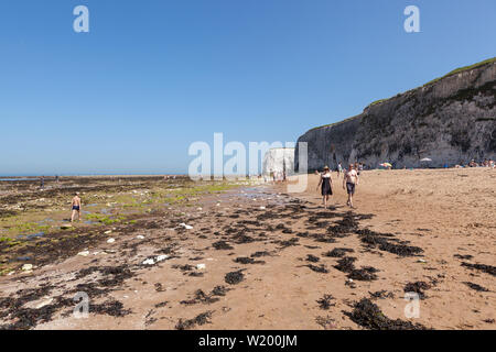 Les gens qui marchent sur la plage à Botany Bay, Kent. Banque D'Images