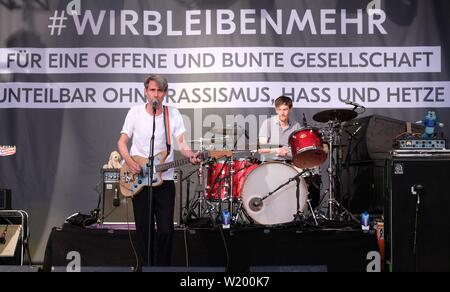 04 juillet 2019, Saxe, Chemnitz : Le groupe Tocotronic en prestation au festival 'Kosmos Chemnitz - Wir bleiben mehr'. Avec le festival, un nouveau signe d'un règlement pacifique, la société cosmopolite à définir. Photo : Sebastian Willnow/dpa-Zentralbild/dpa Banque D'Images