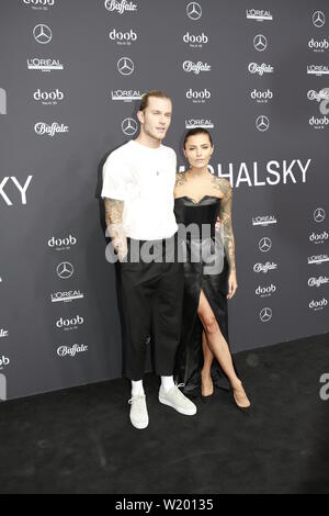 BERLIN, ALLEMAGNE - 03 juillet : Loris Karius avait et Sophia Thomalla assiste à l'Atelier Michalsky montrer lors de la Berlin Fashion Week printemps/été 2020 à ewerk le 3 juillet 2019 à Berlin, Allemagne. Banque D'Images