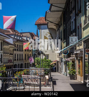 La jolie ville de Thoune au bord du lac de Thoune en Suisse Banque D'Images