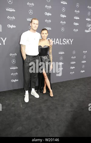 BERLIN, ALLEMAGNE - 03 juillet : Loris Karius avait et Sophia Thomalla assiste à l'Atelier Michalsky montrer lors de la Berlin Fashion Week printemps/été 2020 à ewerk le 3 juillet 2019 à Berlin, Allemagne. Banque D'Images