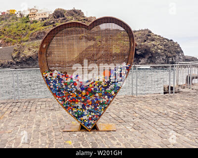 Un grand coeur en métal rouillé, transparente comme un conteneur de recyclage de bouchons plastiques pour le retraitement. En Garachico sur Tenerife Banque D'Images