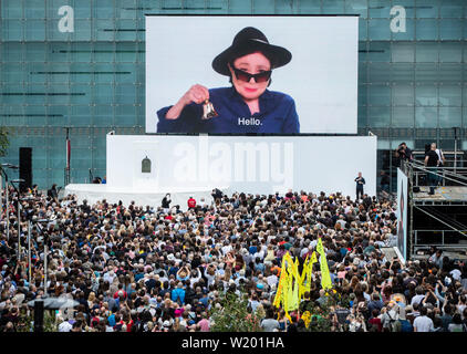 EDITORIAL N'utilisez que des milliers de personnes se rassemblent dans les jardins de la cathédrale dans le centre-ville de Manchester à prendre part à un événement d'art participatif, CLOCHES POUR LA PAIX, qui a été créé par Yoko Ono et commandée et produite par Manchester International Festival. Banque D'Images