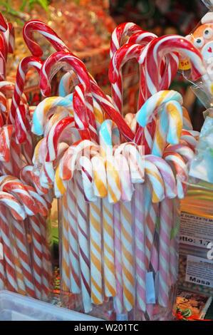 Sucettes de Noël de différentes couleurs, saveurs et formes au marché de Noël Banque D'Images