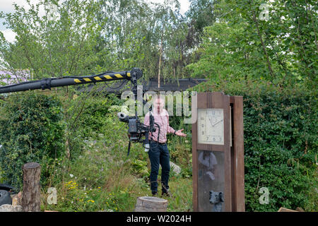 Toby Buckland faisant un morceau à l'appareil photo dans le calme contre le chaos voir jardin de RHS Hampton Court Flower Show 2019. Hampton Court Palace, Surrey, UK Banque D'Images