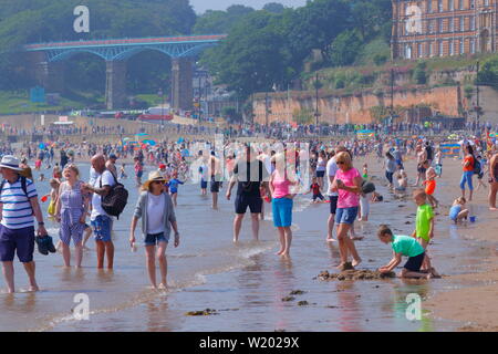 Une longue plage de la côte sud de Scarborough sur une chaude journée d'été au cours de la Journée nationale des Forces armées en 2019. Banque D'Images