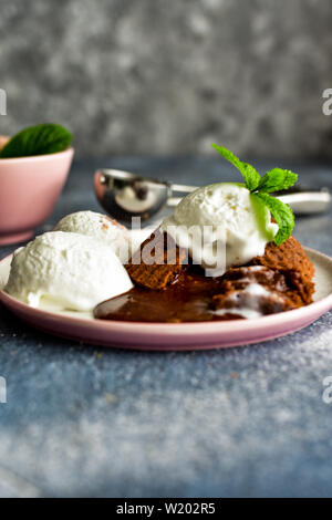 Gâteau de lave. Gâteau de lave glace vanille. Soufflé au chocolat. Banque D'Images